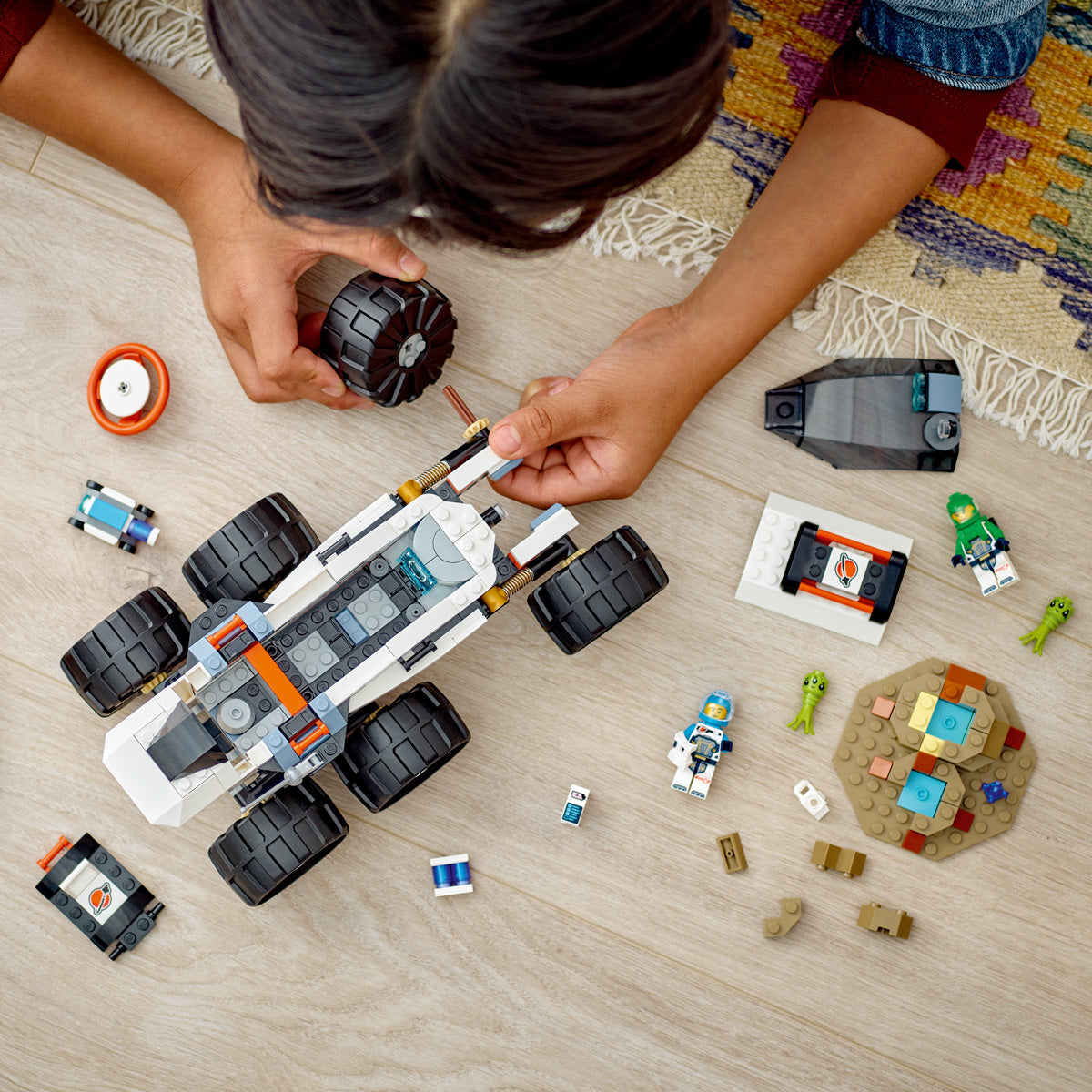 LEGO® City - Raziskovalni rover in vesoljsko življenje (60431)
