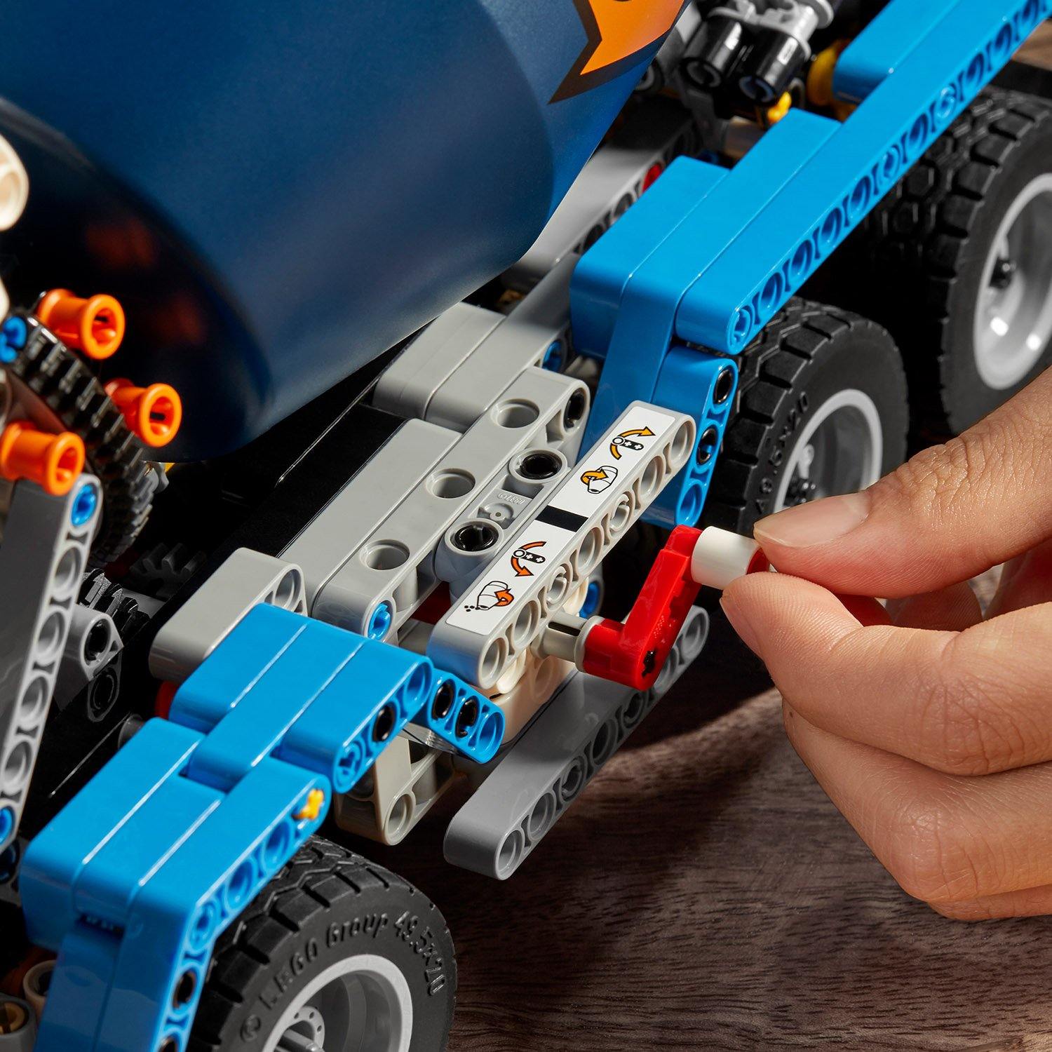 Tovornjak z mešalnikom betona - LEGO® Store Slovenija