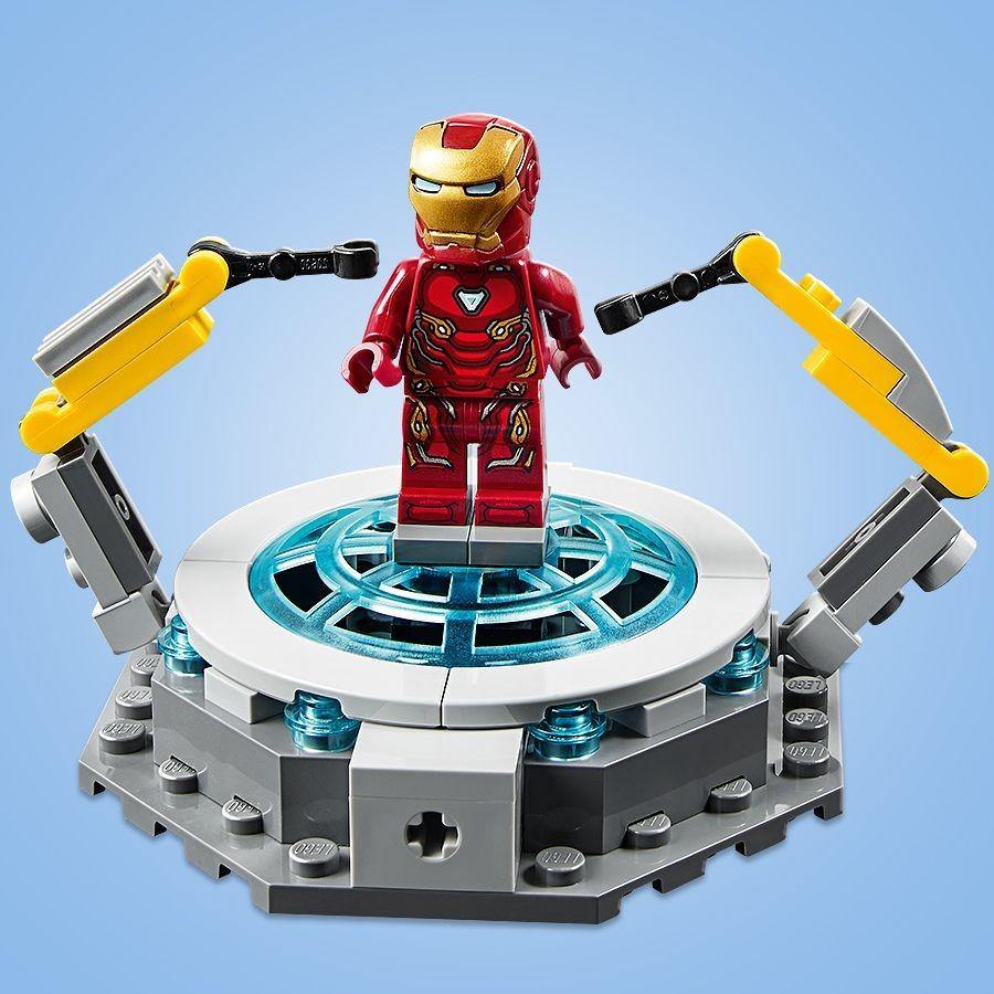 Iron Manova orožarska dvorana - LEGO® Store Slovenija